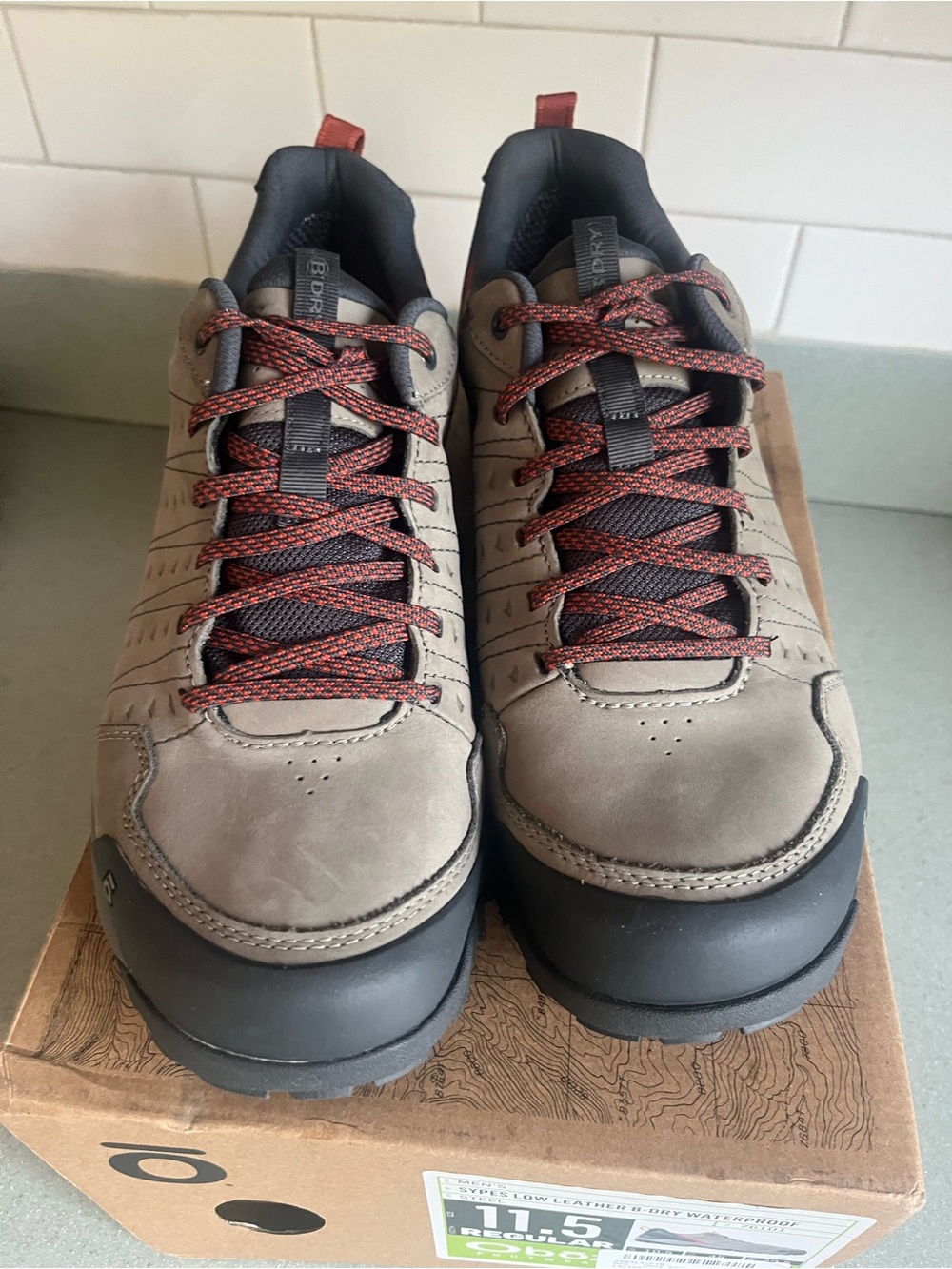 OBOZ Sypes low Men's Taupe Leather Hiking Boots with Red Accent Laces 11.5 NIB